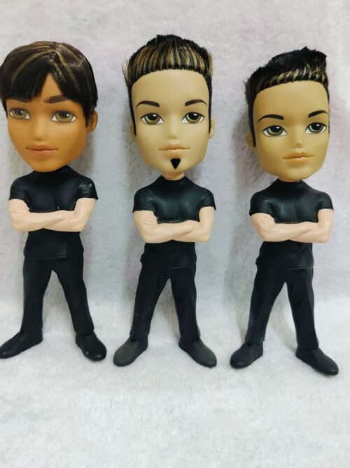 فیگور باربی برتز مرد مدل Bratz Man، ارتفاع ۱۵ سانت، جنس پلاستیک سخت و فشرده، با موهای کاشت زیبا و طراحی منحصربه‌فرد.