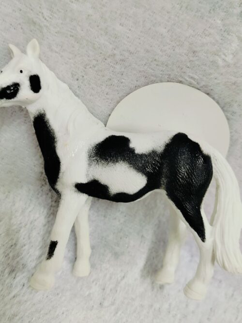 فیگور اسب سفید ابلق دار یوکاک UCOK: زیبا، مقاوم، دست‌نخورده!