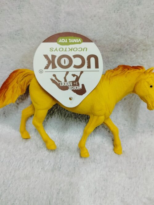 فیگور اسب بسیار زیبای کهر زرد با یال های سرخ بلند یوکاک UCOK: زیبا، مقاوم، دست‌ نخورده!
