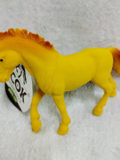 فیگور اسب بسیار زیبای کهر زرد با یال های سرخ کوتاه یوکاک UCOK: زیبا، مقاوم، دست‌ نخورده!