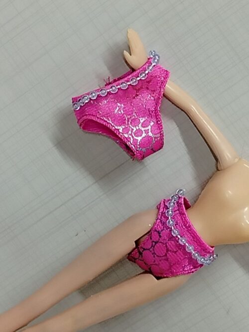 شورت عروسک باربی مجلسی منجوق‌دوزی شده با پارچه ساتن طرح‌دار