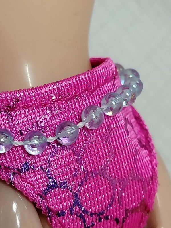 شورت عروسک باربی مجلسی منجوق‌دوزی شده با پارچه ساتن طرح‌دار
