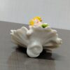 فیگور پری تینکربل دیزنی نشسته روی گل با لباس سبز و بال‌های سفید، مناسب برای کلکسیون و هدیه