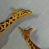 تصویر فیگور زرافه مدل سر خمیده از برند AAA با جزئیات رنگی زیبا و ساخت باکیفیت.