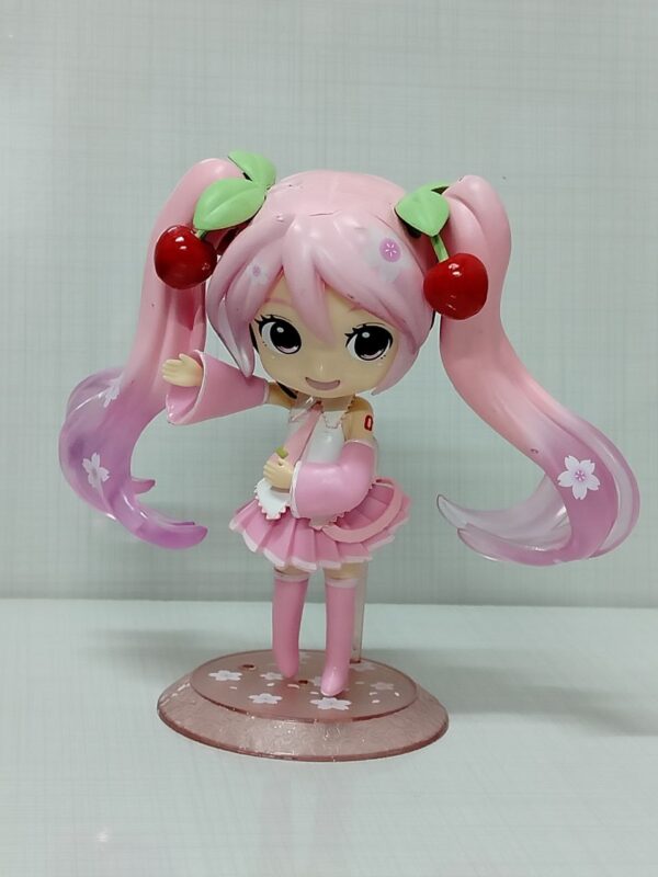 Hatsune Miku cherry hair anime figure – فیگور انیمه هاتسونه میکو با موهای گیلاسی بلند، سایز ۱۵ سانت، توپر و باکیفیت، کمیاب و کلکسیونی