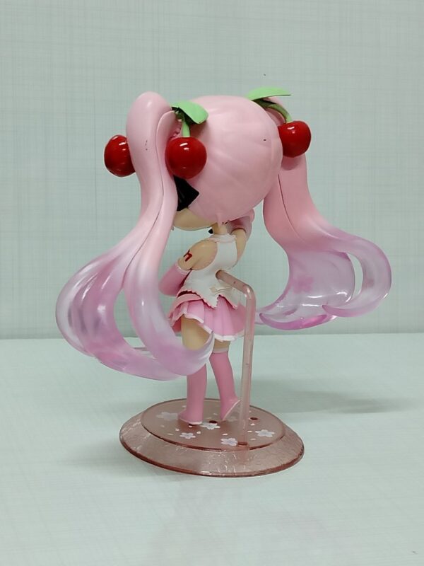 Hatsune Miku cherry hair anime figure – فیگور انیمه هاتسونه میکو با موهای گیلاسی بلند، سایز ۱۵ سانت، توپر و باکیفیت، کمیاب و کلکسیونی