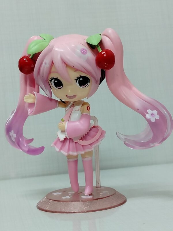 Hatsune Miku cherry hair anime figure – فیگور انیمه هاتسونه میکو با موهای گیلاسی بلند، سایز ۱۵ سانت، توپر و باکیفیت، کمیاب و کلکسیونی