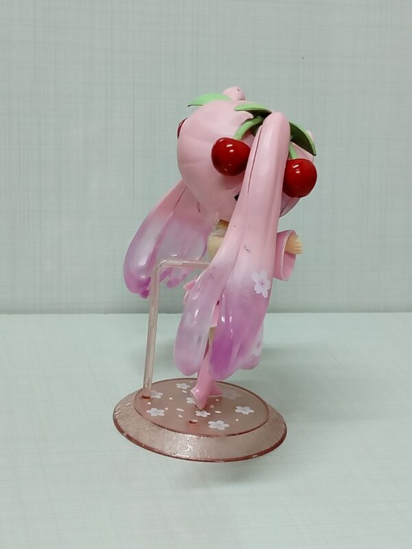 Hatsune Miku cherry hair anime figure – فیگور انیمه هاتسونه میکو با موهای گیلاسی بلند، سایز ۱۵ سانت، توپر و باکیفیت، کمیاب و کلکسیونی