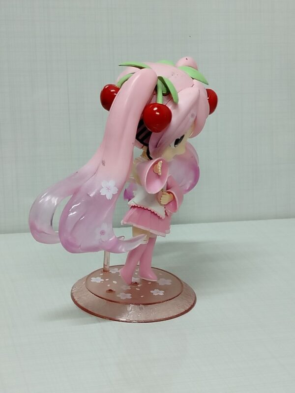 Hatsune Miku cherry hair anime figure – فیگور انیمه هاتسونه میکو با موهای گیلاسی بلند، سایز ۱۵ سانت، توپر و باکیفیت، کمیاب و کلکسیونی