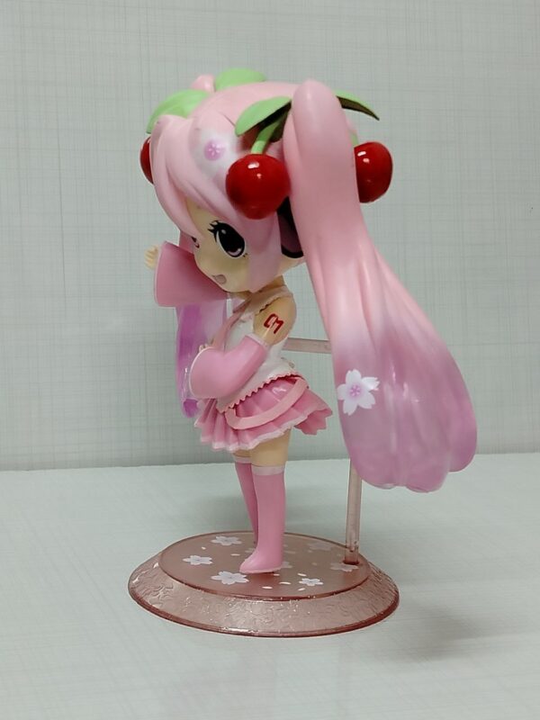 Hatsune Miku cherry hair anime figure – فیگور انیمه هاتسونه میکو با موهای گیلاسی بلند، سایز ۱۵ سانت، توپر و باکیفیت، کمیاب و کلکسیونی