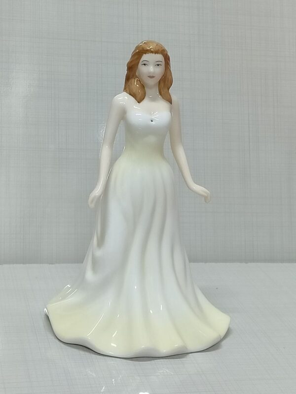 مجسمه آنتیک پرنسس کلاسیک Royal Doulton چینی استخوانی دست‌ساز ۱۸ سانتی