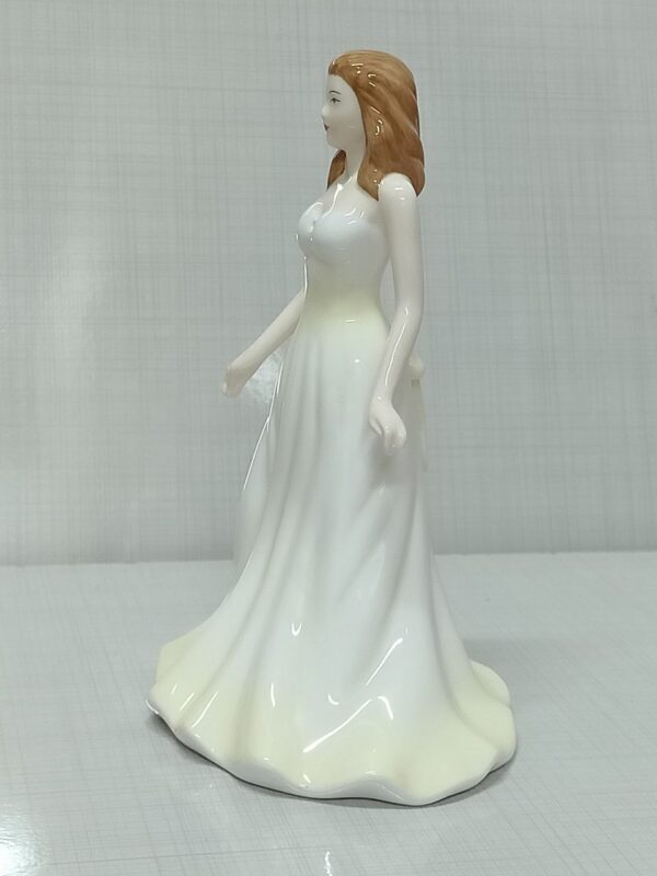 مجسمه آنتیک پرنسس کلاسیک Royal Doulton چینی استخوانی دست‌ساز ۱۸ سانتی