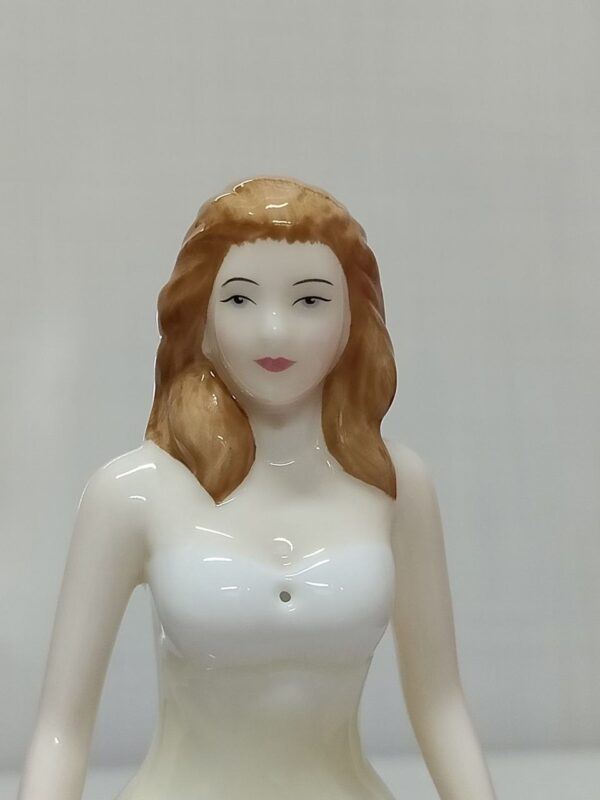 مجسمه آنتیک پرنسس کلاسیک Royal Doulton چینی استخوانی دست‌ساز ۱۸ سانتی