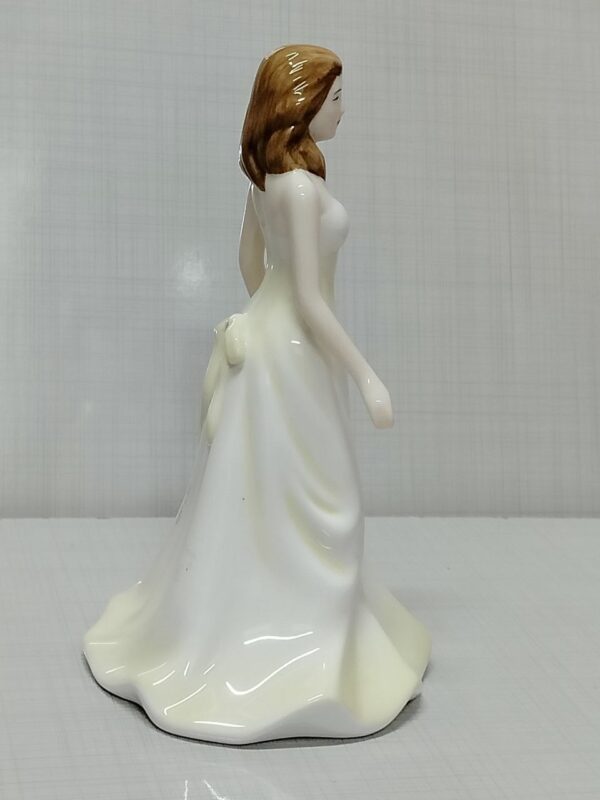 مجسمه آنتیک پرنسس کلاسیک Royal Doulton چینی استخوانی دست‌ساز ۱۸ سانتی