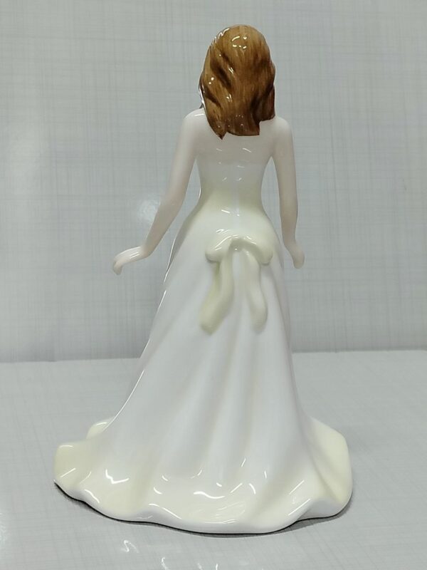 مجسمه آنتیک پرنسس کلاسیک Royal Doulton چینی استخوانی دست‌ساز ۱۸ سانتی
