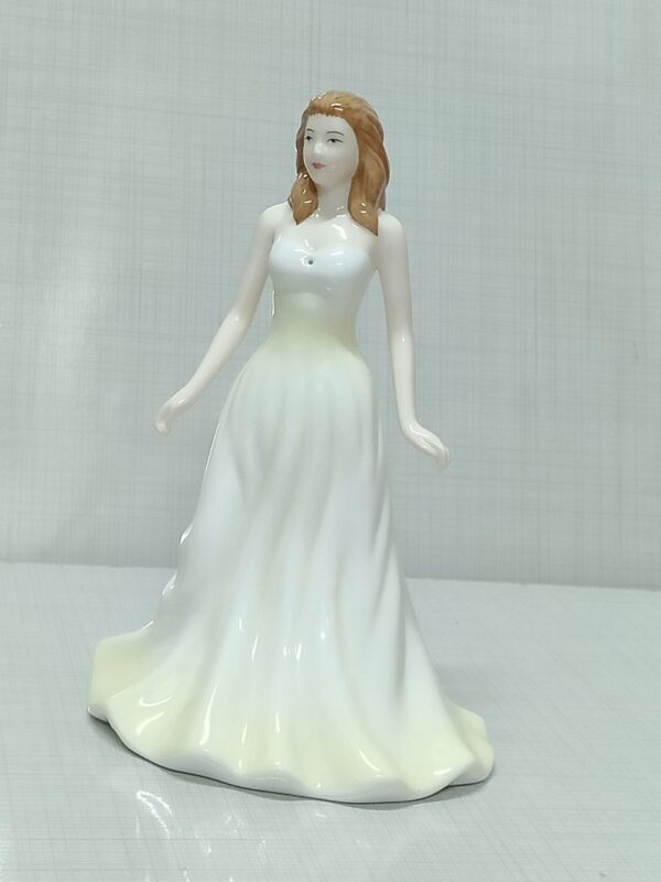 مجسمه آنتیک پرنسس کلاسیک Royal Doulton چینی استخوانی دست‌ساز ۱۸ سانتی