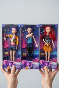 ست ۳ عددی عروسک موزیکال K-Pop Demon Hunters با لوازم جانبی شامل گیتار و میکروفون داخل جعبه