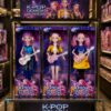 مجموعه عروسک‌های موزیکال KPOP DEMON HUNTERS شامل شخصیت‌های زویی، رومی و میرا با گیتار و لوازم جانبی