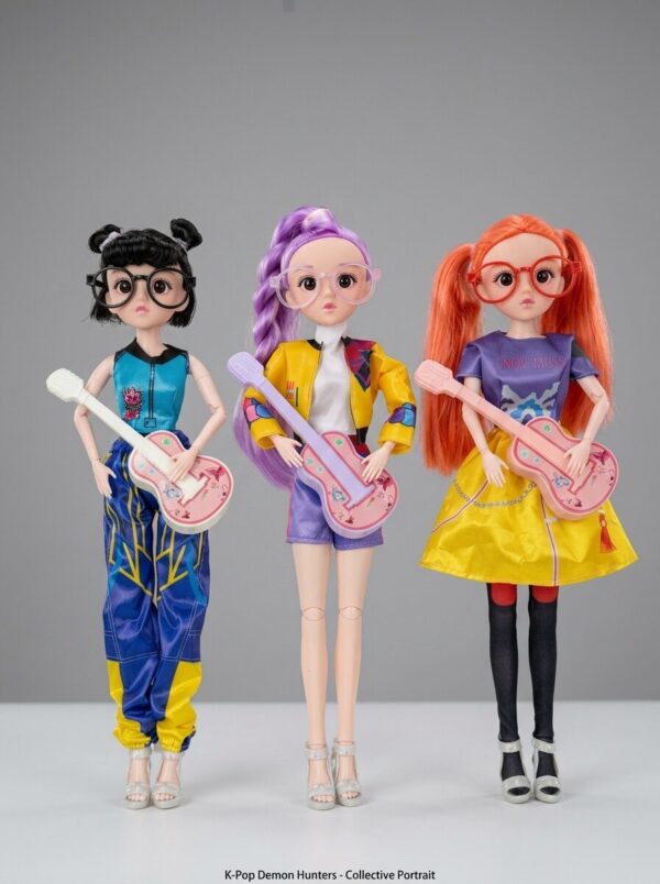 K-Pop Demon Hunters Musical Doll Set 48cm عروسک موزیکال K-Pop Demon Hunters مدل رومی، زویی و میرا با قد ۴۸ سانتیمتر، مفصلی، دارای نور، موسیقی، گیتار و جعبه کادویی.