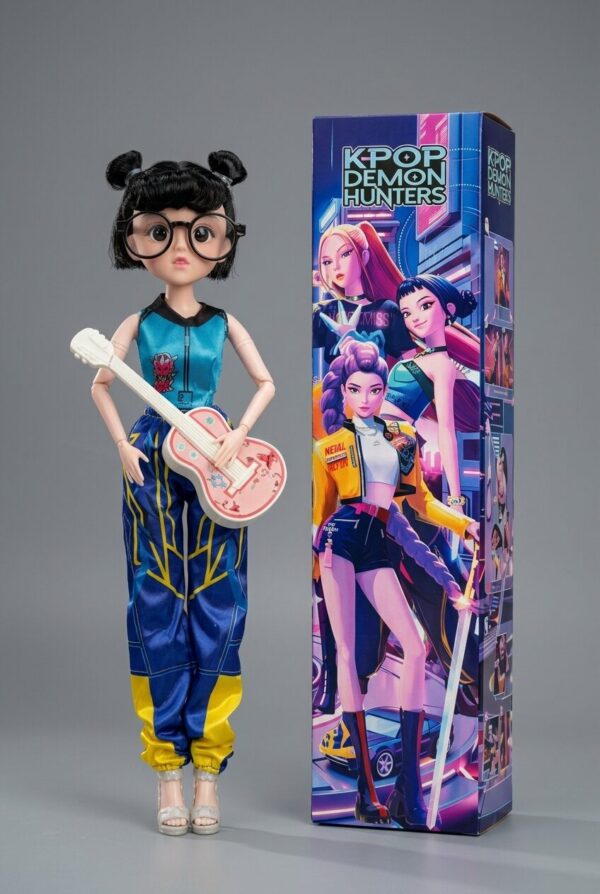 Zoey K-Pop Demon Hunters Musical Doll عروسک زویی K-Pop Demon Hunters با موهای مشکی، لباس آبی، گیتار، مفصلی، موزیکال و دارای نور.