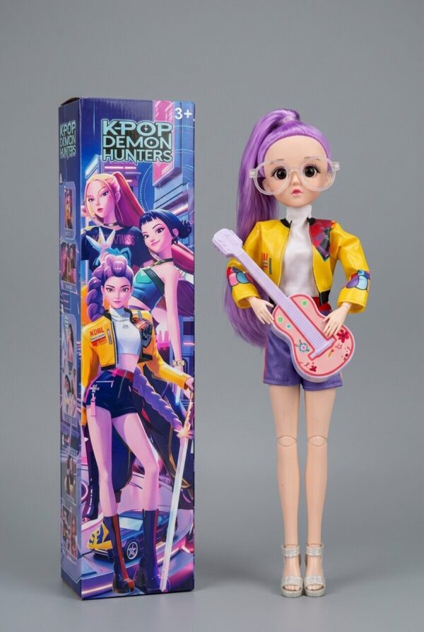 Rumi K-Pop Demon Hunters Musical Doll عروسک رومی K-Pop Demon Hunters با موهای بنفش، گیتار، مفصلی، موزیکال و دارای نور.