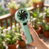 M11 Handheld Fan Usage استفاده از پنکه دستی M11 در محیط بیرون برای خنککنندگی
